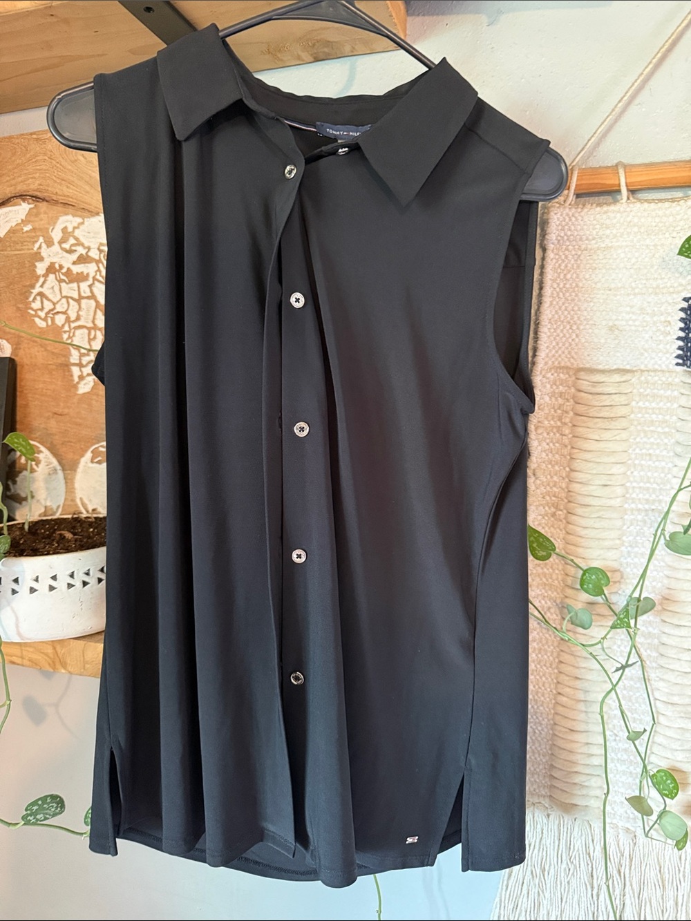 Tommy Hilfiger Men’s Black Sleeveless Button-Down Shirt